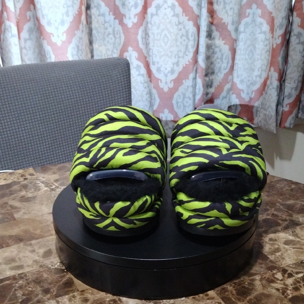 NWB UGG Slides - Picture 3 of 7